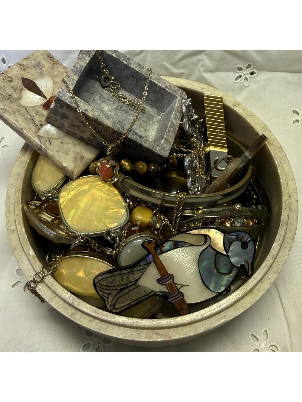 Vtg Tigers Eye Lot: ALL Wearable 24 Pc Mix of Jewelry 2 Carved Stone Dish w/Lids - Picture 4 of 8